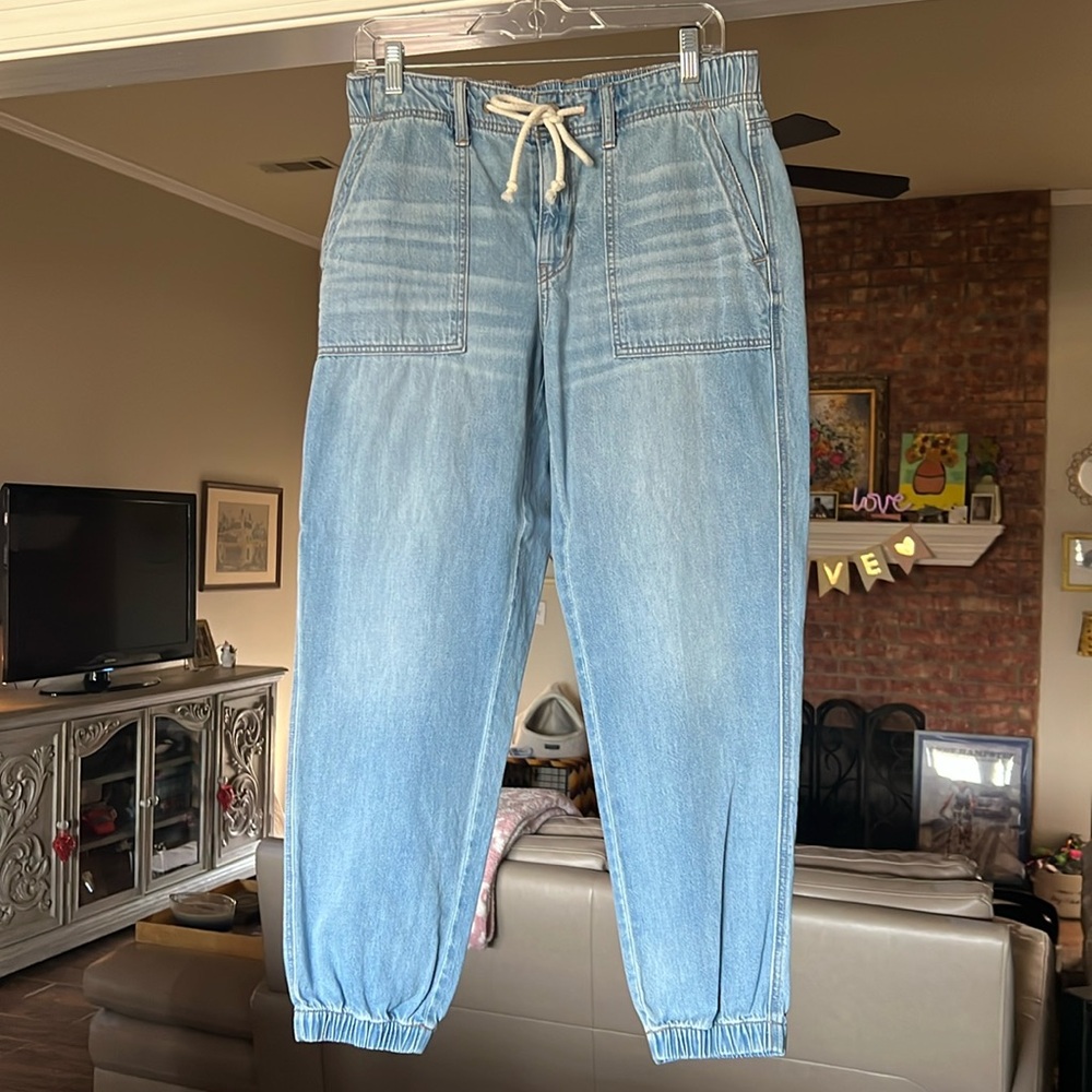 American Eagle jeans size 8. Worn once. In excellent condition.